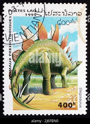 LAOS - VERS 1995: Un timbre imprimé au Laos montre Stegosaurus, est un genre de Armored Stegosaurid Dinosaur, vers 1995 Banque D'Images