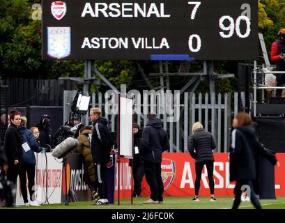 Jonas Eidevall, le Manager d'Arsenal, discutant avec les médias avec le tableau de bord en arrière-plan à plein temps lors du match de la Super League féminine de Barclays FA au LV Bet Stadium Meadow Park, à Borehamwood. Date de la photo: Dimanche 1 mai 2022. Banque D'Images