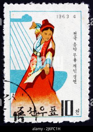 CORÉE DU NORD - VERS 1963 : un timbre imprimé en Corée du Nord montre Sword Dance, International Music and Dance Competition, Pyongyang, vers 1963 Banque D'Images