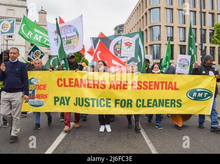 1 mai 2022, Londres, Angleterre, Royaume-Uni: Les manifestants tiennent une bannière solidaire avec les nettoyeurs de rail pendant la marche du jour de mai à Clerkenwell. Divers syndicats et groupes ont défilé dans le centre de Londres en solidarité avec les travailleurs et pour les droits syndicaux et les droits de l'homme. (Image de crédit : © Vuk Valcic/ZUMA Press Wire) Banque D'Images