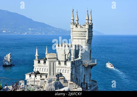 GASPRA, CRIMÉE – 04 JUIN 2019 : le Nest du château de Swallow sur un rocher à la mer Noire, Crimée, Russie. C'est un symbole et une attraction touristique de la Crimée Banque D'Images
