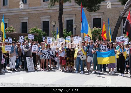 Les manifestants tiennent des drapeaux ukrainiens et des pancartes exprimant leur opinion au cours de la manifestation. Des milliers de manifestants pro-ukrainiens manifestent contre l'invasion russe de l'Ukraine alors qu'ils marchent depuis la Plaza de Colón. (Photo par Atilano Garcia / SOPA Images / Sipa USA) Banque D'Images