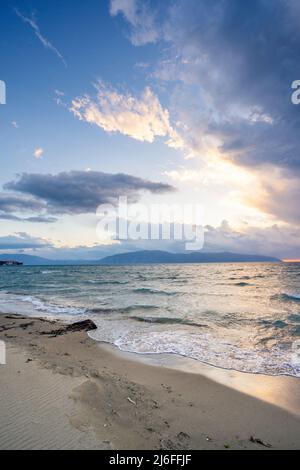 Nuages magnifique avec le soleil couchant sur la mer Banque D'Images