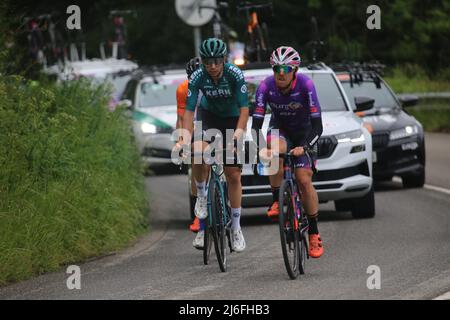 Doriga, ESPAGNE: Angel Madrazo (Burgos-BH, R) et Ibon Ruiz (Kern Pharma Team, L) à la tête de la rupture pendant la phase 3rd de Vuelta a Asturias 2022 à Doriga, Espagne, le 01 mai 2022. (Photo d'Alberto Brevers / Pacific Press) Banque D'Images