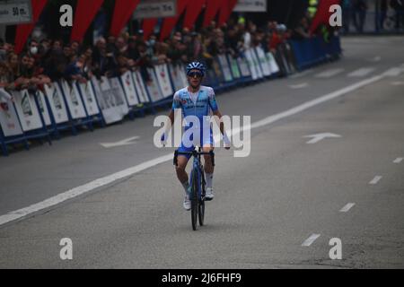 Oviedo, ESPAGNE: Simon Yates (BikeExchange) remporte la victoire en solo lors de la phase 3rd de la Vuelta a Asturias 2022 à Oviedo, Espagne, le 01 mai 2022. (Photo d'Alberto Brevers / Pacific Press) Banque D'Images