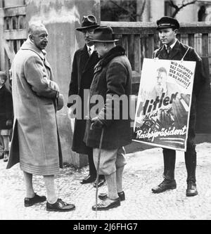 WILHELM German Crown Prince (1882-1951) avec les sympathisants d'Hitler lors des élections présidentielles de 1932 Banque D'Images