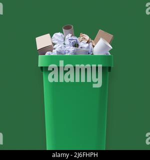 Les déchets peuvent être pleins de déchets de papier, de recyclage et de concept de collecte des déchets séparé Banque D'Images