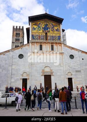 La basilique San Frediano avec une mosaïque dorée de 13th siècles représentant l'Ascension du Christ Sauveur avec les apôtres, Lucques, Italie. Banque D'Images