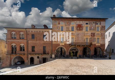 Mondovì, Italia - 29 aprile 2022: Antichi edifici medievali con bifore con facciate in mattoni affrescati in Piazza Maggiore nell'antico quartiere di Banque D'Images