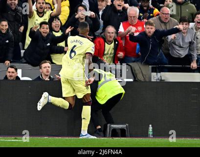 Londres, Royaume-Uni, 1st mai 2022. Marqueur du but d'Arsenal 2nd que Gabriel Magalhaes (Arsenal) célèbre lors du match de West Ham vs Arsenal Premier League au London Stadium Stratford.Credit: Martin Dalton/Alay Live News. Cette image est destinée À UN USAGE ÉDITORIAL UNIQUEMENT. Licence requise par le football DataCo pour toute autre utilisation. Crédit : MARTIN DALTON/Alay Live News Banque D'Images