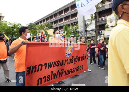 1 mai 2022, Bangkok, Thaïlande: Comité thaïlandais de solidarité du travail (CSC) et Confédération nationale des relations de travail des entreprises (SERC) avec les travailleurs réunis au Monument de la démocratie, Bangkok, à l'occasion de la « Journée internationale des travailleurs » (le 1 mai 2022), Avant de marcher sur un défilé tenant des pancartes. Allez à la maison du gouvernement Ratchadamnoen Road, Demander au premier ministre de porter le salaire minimum à 492 baht par jour au même rythme dans tout le pays et laisser l'État contrôler les prix des biens de consommation les prix à la consommation continuent de résoudre les problèmes de Banque D'Images