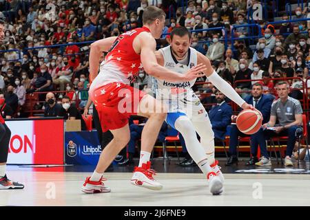 Alessandro Gentile (Happy Casa Brindisi) contrecarré par Kaleb Tarczewski (AX Armani Exchange Olimpia Milano) pendant AX Armani Exchange Milano vs Happy Casa Brindisi, Italian Basketball A Serie Championship à Milan, Italie, mai 01 2022 Banque D'Images