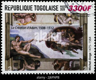 Création de l'homme par Michel-Ange sur timbre-poste Banque D'Images