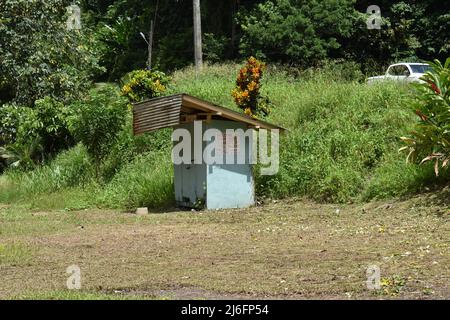 Toco, Trinité-et-Tobago - 26 mars 2022 - structure en bois construite comme vestiaire le long de la rivière Shark située le long de la route principale de Paria. Banque D'Images