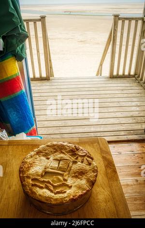 Tarte au poulet et au jambon maison à manger dans une cabane de plage à Wells-Next-the-Sea sur la côte nord de Norfolk. Banque D'Images