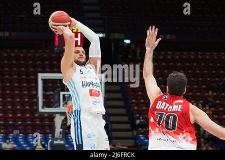 Alessandro Gentile (Happy Casa Brindisi) contrecarré par Luigi Datome (AX Armani Exchange Olimpia Milano) pendant AX Armani Exchange Milano vs Happy Casa Brindisi, Italian Basketball A Serie Championship à Milan, Italie, mai 01 2022 Banque D'Images