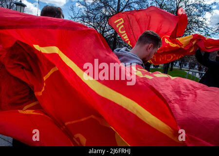 Moscou, Russie. 1st mai 2022. Les gens participent à un rassemblement des partisans du Parti communiste russe marquant la Journée internationale des travailleurs sur la place Teatralnaya, dans le centre de Moscou, en Russie Banque D'Images