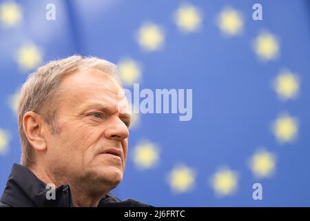 Le président de la plate-forme civique (Platforma Obywatelska), Donald Tusk, a vu parler à la foule à Gdansk. La réunion sur Gora Gradowa s'est tenue à l'occasion de l'anniversaire de l'adhésion de la Pologne à l'Union européenne, qui a vu Donald Tusk se rendre à Gdansk. Banque D'Images