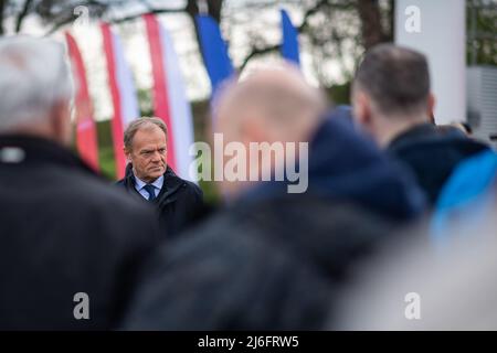 Le président de la plate-forme civique (Platforma Obywatelska), Donald Tusk, vu lors de sa visite à Gdansk. La réunion sur Gora Gradowa s'est tenue à l'occasion de l'anniversaire de l'adhésion de la Pologne à l'Union européenne, qui a vu Donald Tusk se rendre à Gdansk. Banque D'Images