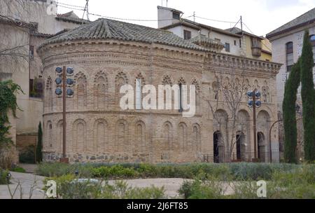 Tolède, Castille-la Manche, Espagne. Sanctuaire de Cristo de la Luz. Ancienne mosquée, construite à la fin du 10th siècle et transformée en église chrétienne au 12th siècle. Vue générale de la façade et de l'abside du nord-ouest. Construit en brique, il possède trois arches semi-circulaires encadrées par des arches en fer à cheval, avec des ouvertures menant à la salle de prière. La partie supérieure est composée d'arches en poly-lobed encadrant des arches en fer à cheval de style caliphal, décorées avec des voussoirs. Surmonté d'un cornice. Banque D'Images