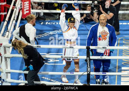 New York, États-Unis. 30 avril 2022, New York, New York, États-Unis: Amanda Serrano entre dans l'arène pour combattre Katie Taylor pour le championnat du monde léger incontesté à MSG. Katie Taylor a gagné par décision partagée par les juges. (Credit image: © Lev Radin/Pacific Press via ZUMA Press Wire) Credit: ZUMA Press, Inc./Alamy Live News Banque D'Images