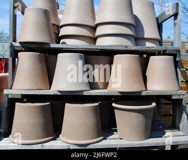 Pots en terre cuite gris à vendre à Lakewood, Ohio Banque D'Images