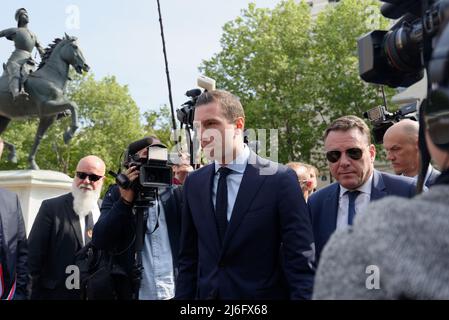 Jordan Bardella, président par intérim de la RN, est venu avec des parents du parti pour déposer une couronne au pied de la statue de Jeanne d'Arc Banque D'Images