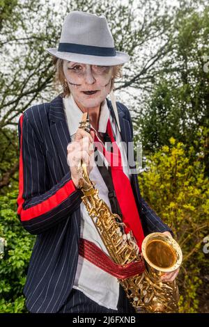 Ballydehob, West Cork, Irlande. 1st mai 2022. Un enterrement de jazz de la Nouvelle-Orléans a eu lieu ce soir dans le cadre du festival de jazz Ballydehob 2022. Des milliers de personnes ont envahi les rues Ballydehob pour le premier festival de Jazz Funeral depuis 2019. Angie Cagney, de Ballydehob, se préparait à jouer dans le groupe de jazz pendant la parade. Crédit : AG News/Alay Live News. Banque D'Images