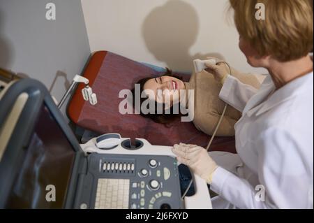 Médecin radiologue donnant à la belle jeune femme un diagnostic par ultrasons pour la prévention de la maladie, échographie Banque D'Images