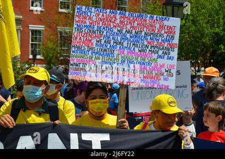 Les travailleurs tiennent des panneaux exigeant une protection renforcée des travailleurs lors de la parade du jour de mai au parc Washington Square à New York le 1 mai 2022. Banque D'Images