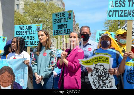 Brad Lander, contrôleur de New York, Julia Salazar, sénateur de l'État de New York, a rejoint des centaines de travailleurs et de syndicats réunis au Washington Square Park à New York Banque D'Images