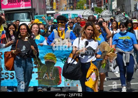 Des centaines de travailleurs marchent jusqu'à Foley Square à New York pour exiger des protections plus fortes des travailleurs et une voie complète vers la citoyenneté pour les immigrants Banque D'Images