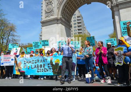 New York, États-Unis. 01st mai 2022. Le contrôleur de New York, Brad Lander, s'exprime en faveur des travailleurs immigrants lors de la parade du jour de mai au parc Washington Square à New York le 1 mai 2022. (Photo de Ryan Rahman/Pacific Press) crédit: Pacific Press Media production Corp./Alay Live News Banque D'Images