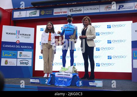 1 mai 2022, Oviedo, Asturies, Espagne: Oviedo, ESPAGNE: Le Britannique Simon Yates (BikeExchange) sur le podium en tant que vainqueur de la troisième étape pendant la phase 3rd de la Vuelta a Asturias 2022 à Oviedo, Espagne le 01 mai 2022. (Credit image: © Alberto Brevers/Pacific Press via ZUMA Press Wire) Banque D'Images