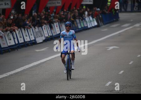 1 mai 2022, Oviedo, Asturies, Espagne: Oviedo, ESPAGNE: Simon Yates (BikeExchange) remporte la victoire en solo lors de la phase 3rd de la Vuelta a Asturias 2022 à Oviedo, Espagne, le 01 mai 2022. (Credit image: © Alberto Brevers/Pacific Press via ZUMA Press Wire) Banque D'Images