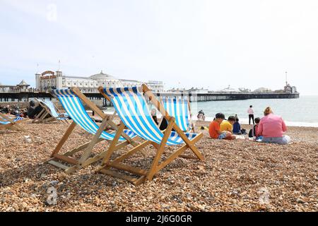 La plage de galets à Brighton le dimanche de Pâques 2022, dans l'est du Sussex, au Royaume-Uni Banque D'Images