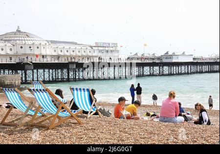La plage de galets à Brighton le dimanche de Pâques 2022, dans l'est du Sussex, au Royaume-Uni Banque D'Images
