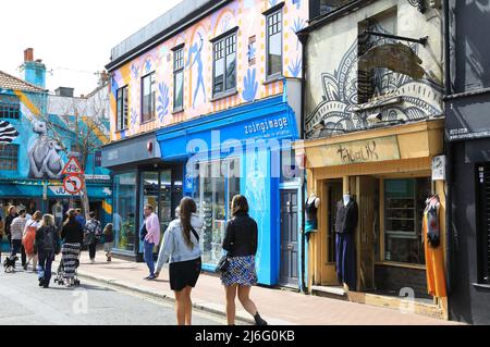 Soleil printanier sur le nord de Laine à Brighton, un quartier populaire avec une ambiance bohème, plein de boutiques et d'étals indépendants, à East Sussex, Royaume-Uni Banque D'Images