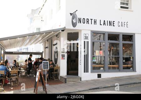 Profitez du soleil de printemps sur le North Laine Cafe, à la mode, sur Trafalgar St, à Brighton, un quartier populaire avec une ambiance bohème, à East Sussex, au Royaume-Uni Banque D'Images