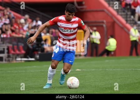 Matias Arezo de Grenade CF conduit le ballon avec pendant le match de la Ligue entre Grenade CF et RC Celta au stade Nuevo Los Carmenes le 1 mai 2022 à Grenade, Espagne (photo de José M Baldomero / Pacific Press) Banque D'Images