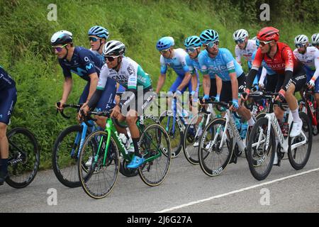 1 mai 2022, Oviedo, Asturies, Espagne: Doriga, ESPAGNE: Le peloton passant par Doriga pendant la phase 3rd de la Vuelta a Asturias 2022 à Doriga, Espagne le 01 mai 2022. (Credit image: © Alberto Brevers/Pacific Press via ZUMA Press Wire) Banque D'Images