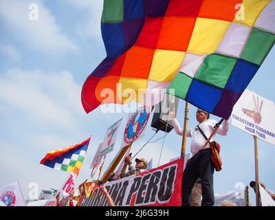 Lima, Pérou. 01st mai 2022. Gigantesque drapeau inca de couleur arc-en-ciel agité quand des centaines de syndicalistes ont pris la place dos de Mayo à Lima, en face du siège de la Centrale générale des travailleurs du Pérou (CGTP) comme manifestation pour la Journée internationale des travailleurs tenue au Pérou crédit: Fotoholica Press Agency/Alay Live News Banque D'Images