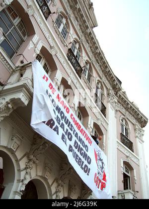 Lima, Pérou. 01st mai 2022. "Combatif Mai 1st" peut être lu sur une bannière sur la façade du siège de la Centrale générale des travailleurs du Pérou (CGTP) comme une manifestation pour la Journée internationale des travailleurs tenue au Pérou crédit: Fotoholica Press Agency/Alay Live News Banque D'Images