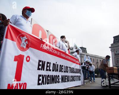 Lima, Pérou. 01st mai 2022. Syndicalistes de la fédération civile des travailleurs de la construction saluant quand des centaines de syndicalistes ont pris la place dos de Mayo à Lima, devant le siège de la Centrale générale des travailleurs du Pérou (CGTP) comme une manifestation pour la Journée internationale des travailleurs tenue au Pérou crédit: Fotoholica Press Agency/Alay Live News Banque D'Images