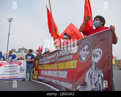 Lima, Pérou. 01st mai 2022. Des membres du Parti communiste du Pérou (PCP) manifestant lorsque des centaines de syndicalistes ont pris la place dos de Mayo à Lima, devant le siège de la Centrale générale des travailleurs du Pérou (CGTP) comme manifestation pour la Journée internationale des travailleurs tenue au Pérou crédit: Agence de presse Fotoholica/Alamy Live News Banque D'Images