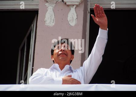 Lima, Pérou. 01st mai 2022. Le président du Pérou Pedro Castillo saluait et haranguait le peuple lorsque des centaines de syndicalistes ont pris la place dos de Mayo à Lima, devant le siège du Centre général des travailleurs du Pérou (CGTP) comme manifestation pour la Journée internationale des travailleurs tenue au Pérou crédit: Agence de presse Fotoholica/Alamy Live News Banque D'Images