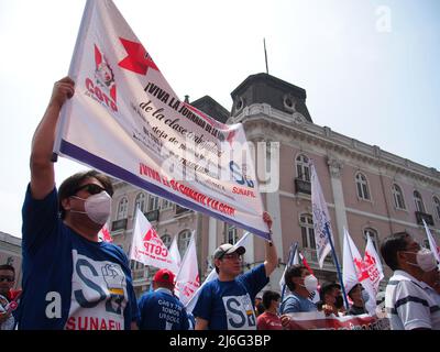 Lima, Pérou. 01st mai 2022. Des centaines de syndicalistes ont pris la place dos de Mayo à Lima, devant le siège de la Centrale générale des travailleurs du Pérou (CGTP) comme manifestation pour la Journée internationale des travailleurs tenue au Pérou crédit: Agence de presse Fotoholica/Alamy Live News Banque D'Images