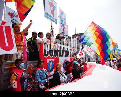 Lima, Pérou. 01st mai 2022. Des centaines de syndicalistes ont pris la place dos de Mayo à Lima, devant le siège de la Centrale générale des travailleurs du Pérou (CGTP) comme manifestation pour la Journée internationale des travailleurs tenue au Pérou crédit: Agence de presse Fotoholica/Alamy Live News Banque D'Images