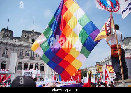 Lima, Pérou. 01st mai 2022. Gigantesque drapeau inca de couleur arc-en-ciel agité quand des centaines de syndicalistes ont pris la place dos de Mayo à Lima, en face du siège de la Centrale générale des travailleurs du Pérou (CGTP) comme manifestation pour la Journée internationale des travailleurs tenue au Pérou crédit: Fotoholica Press Agency/Alay Live News Banque D'Images