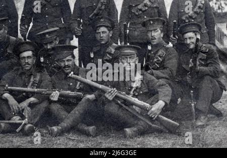 Un groupe de soldats britanniques de la première Guerre mondiale montrant fièrement leurs fusils, du corps de service de l'armée, 57 colonne d'approvisionnement de la Compagnie Cavalry, 1st division Cavarly. Pris environ 21/09/1914 dans une base d'avance, Western Front. Banque D'Images